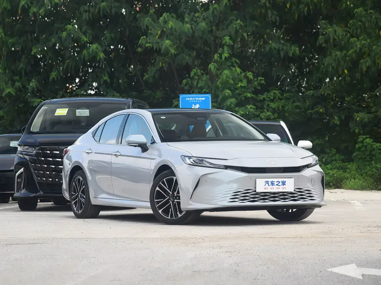 Toyota Camry Hybrid, foto 2