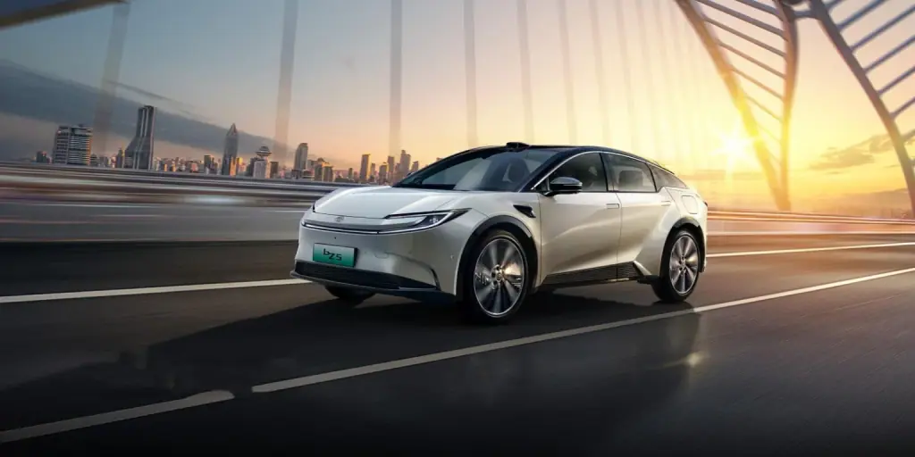Toyota bZ eléctrico en carretera